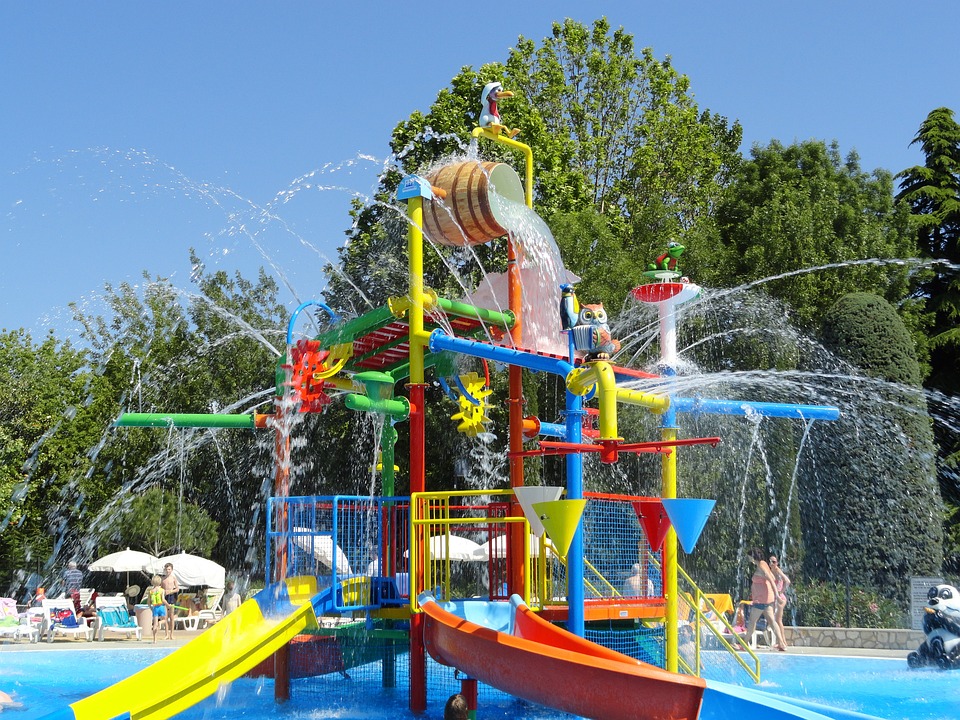 Comment les parcs aquatiques révolutionnent les loisirs en famille ?